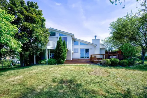 649 Hiawatha Drive Carol Stream IL 60188
