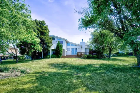 649 Hiawatha Drive Carol Stream IL 60188