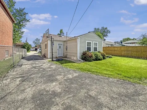 8538 45TH Street Lyons IL 60534