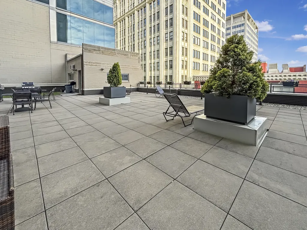 565 West Quincy Street Chicago IL 60661