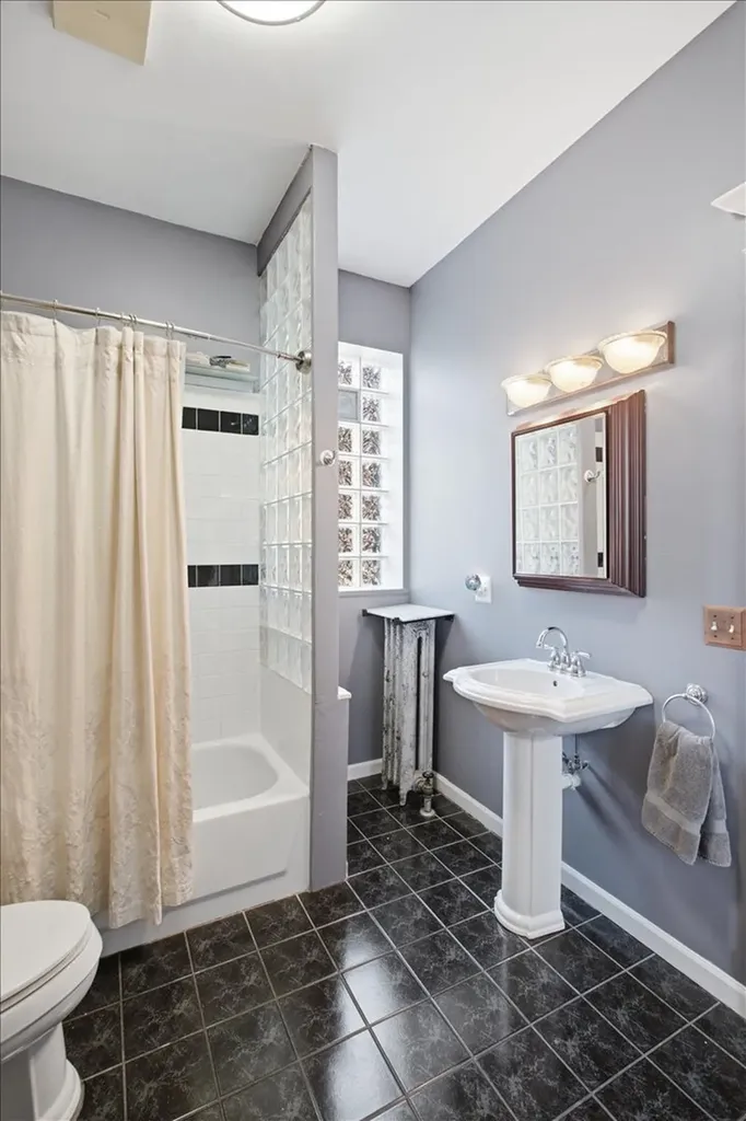 1023 West Thorndale Avenue Chicago IL 60660