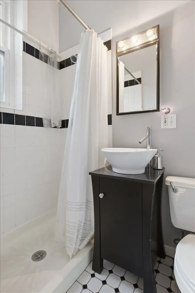 1023 West Thorndale Avenue Chicago IL 60660