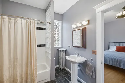 1023 West Thorndale Avenue Chicago IL 60660