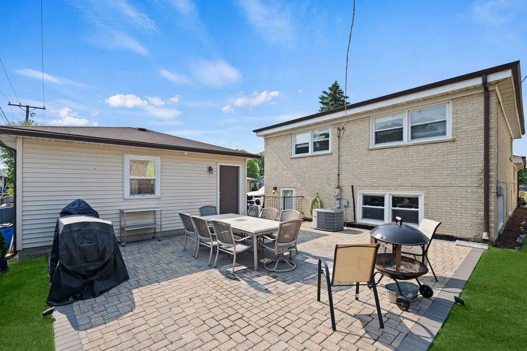 8821 Congress Park Avenue Brookfield IL 60513