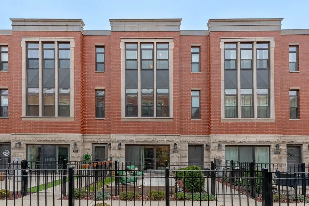 2243 West Coulter Street Chicago IL 60608