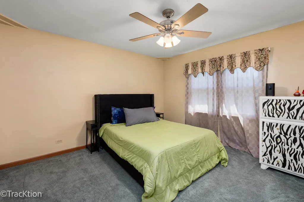 360 Lakeview Drive Aurora IL 60506