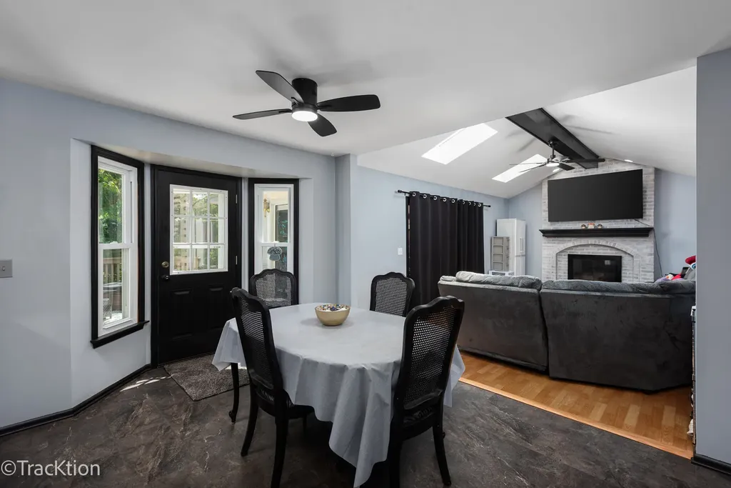 360 Lakeview Drive Aurora IL 60506