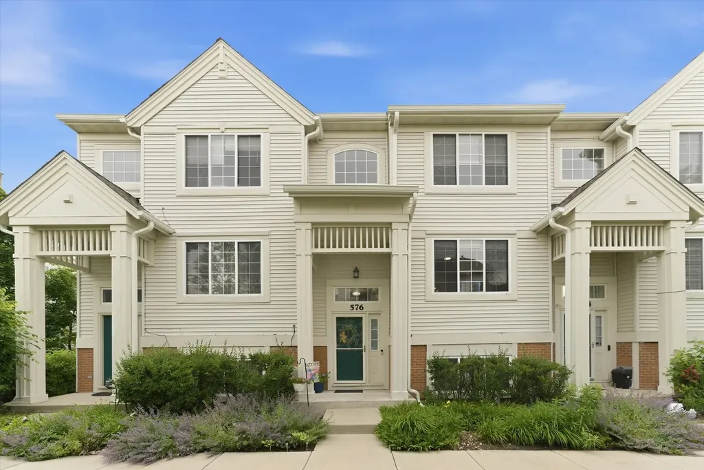 576 South Rosehall Lane Round Lake IL 60073