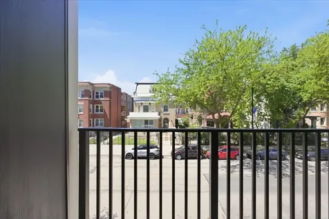 948 West Sunnyside Avenue Chicago IL 60640