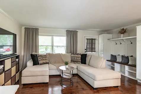 689 Laurel Avenue Wauconda IL 60084