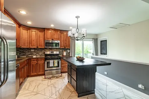 689 Laurel Avenue Wauconda IL 60084