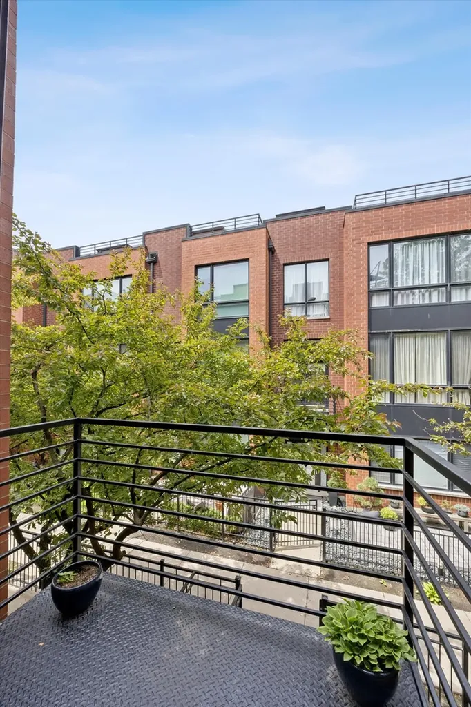 2318 West Wolfram Street Chicago IL 60618