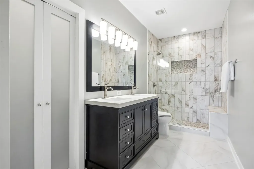 2318 West Wolfram Street Chicago IL 60618