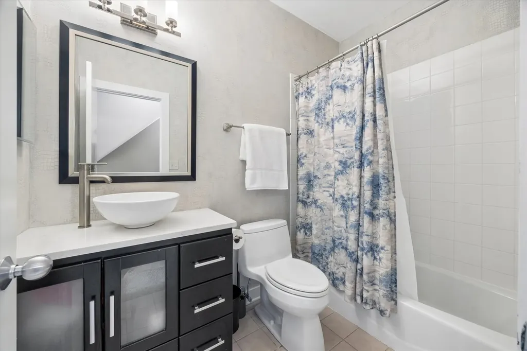 2318 West Wolfram Street Chicago IL 60618