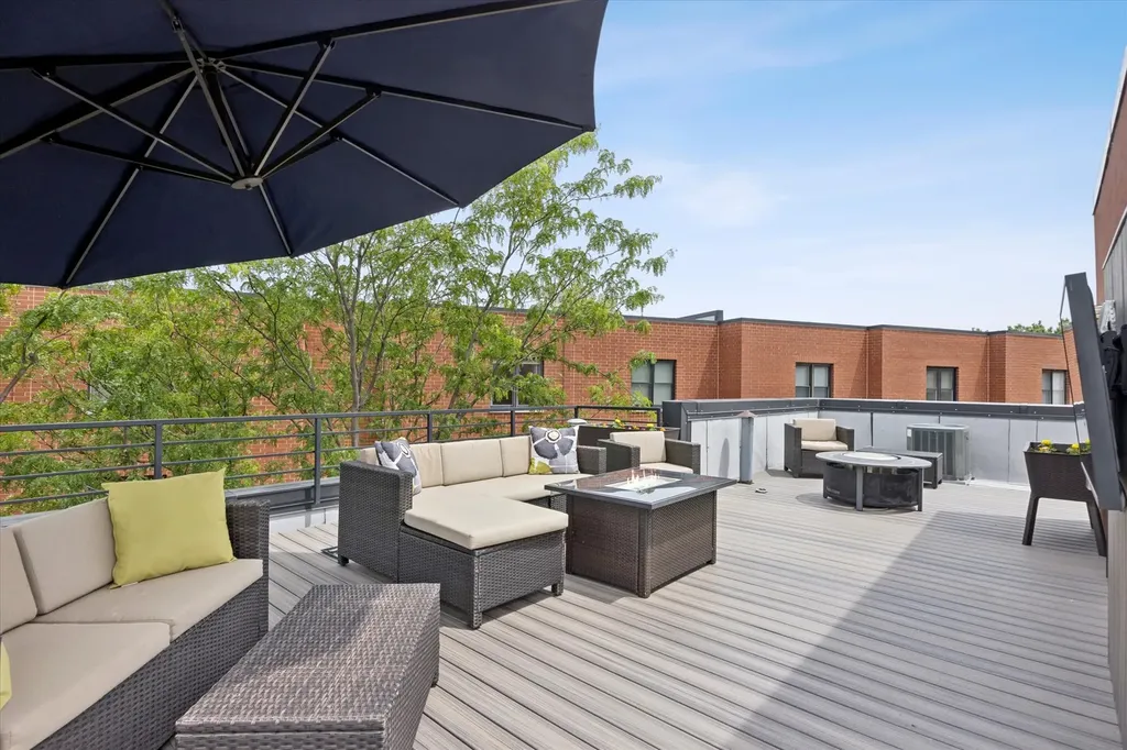 2318 West Wolfram Street Chicago IL 60618