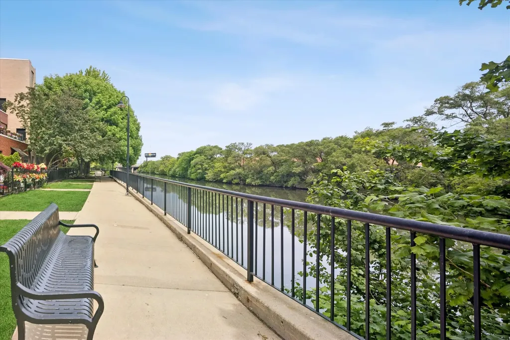 2318 West Wolfram Street Chicago IL 60618