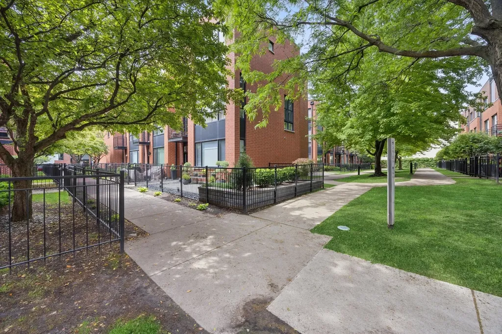 2318 West Wolfram Street Chicago IL 60618