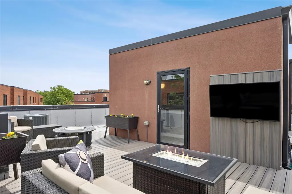 2318 West Wolfram Street Chicago IL 60618