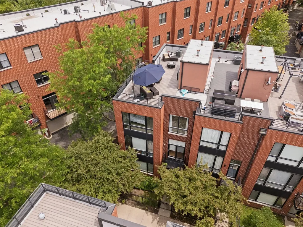 2318 West Wolfram Street Chicago IL 60618