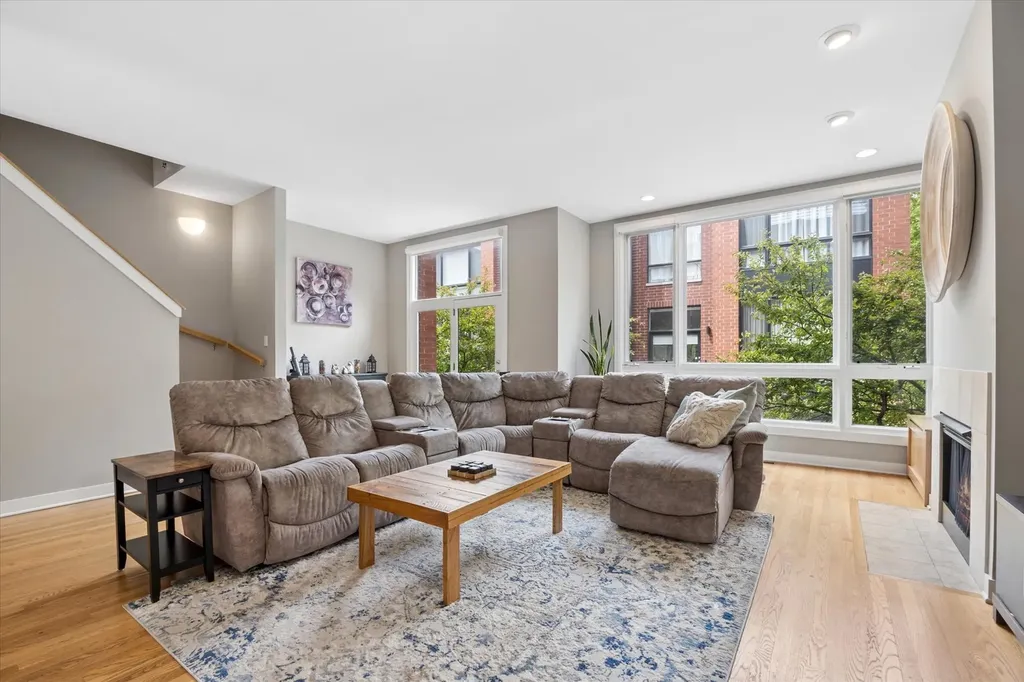 2318 West Wolfram Street Chicago IL 60618