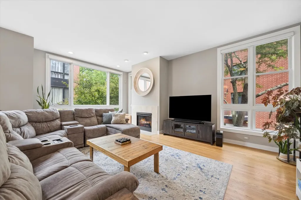 2318 West Wolfram Street Chicago IL 60618