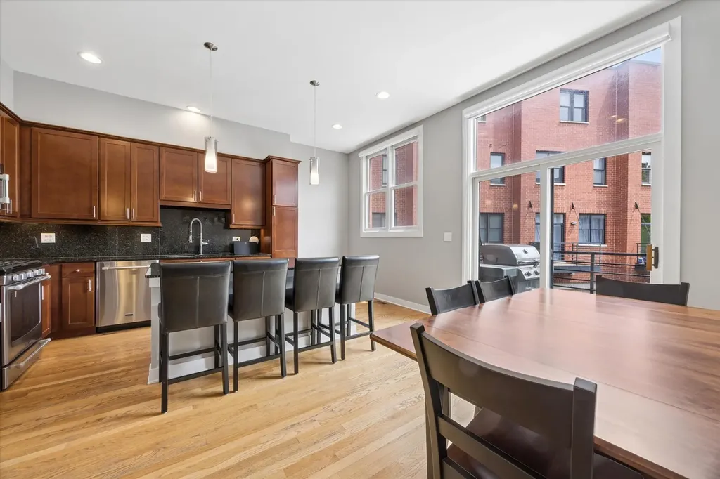 2318 West Wolfram Street Chicago IL 60618