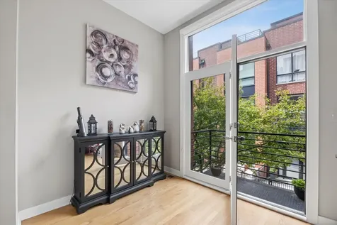 2318 West Wolfram Street Chicago IL 60618