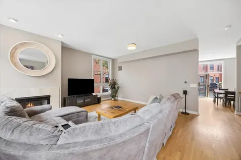 2318 West Wolfram Street Chicago IL 60618