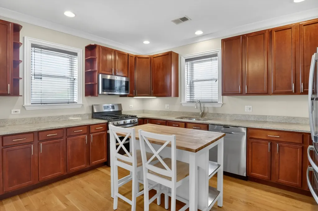 6424 North Albany Avenue Chicago IL 60645