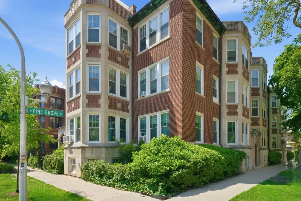 2948 North Pine Grove Avenue Chicago IL 60657