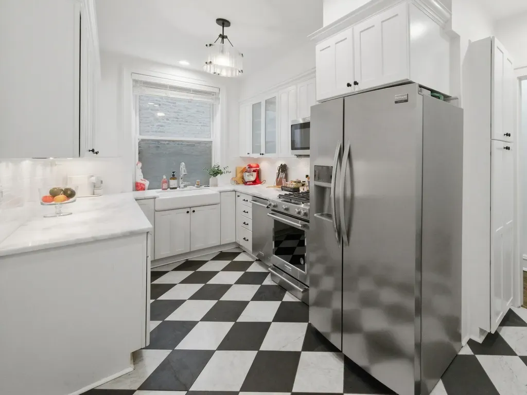 2948 North Pine Grove Avenue Chicago IL 60657