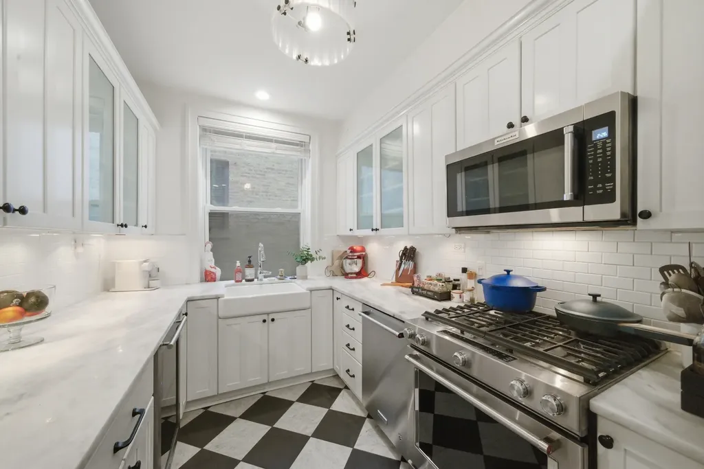 2948 North Pine Grove Avenue Chicago IL 60657