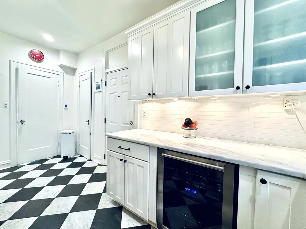 2948 North Pine Grove Avenue Chicago IL 60657