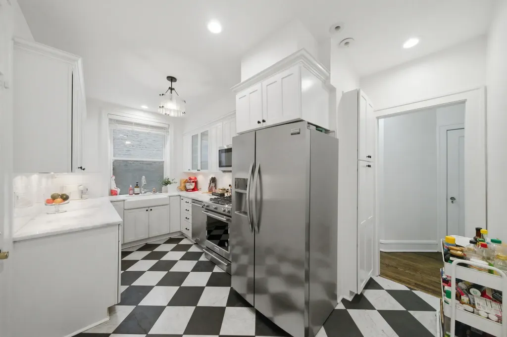 2948 North Pine Grove Avenue Chicago IL 60657