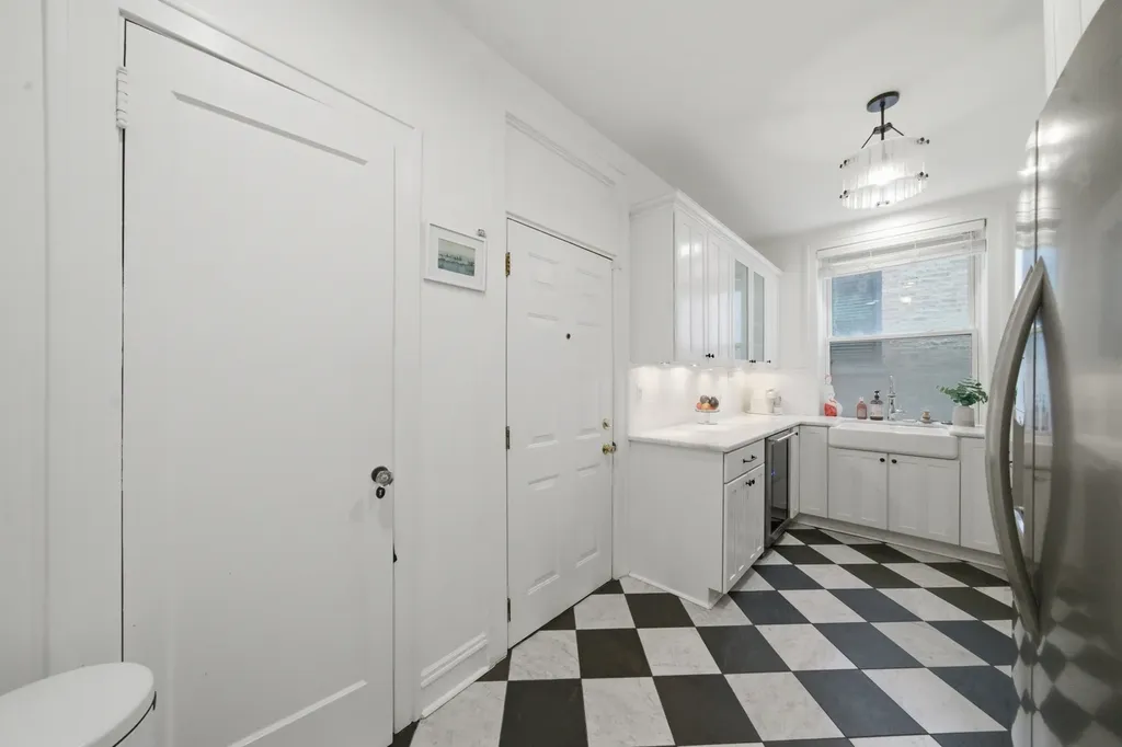2948 North Pine Grove Avenue Chicago IL 60657