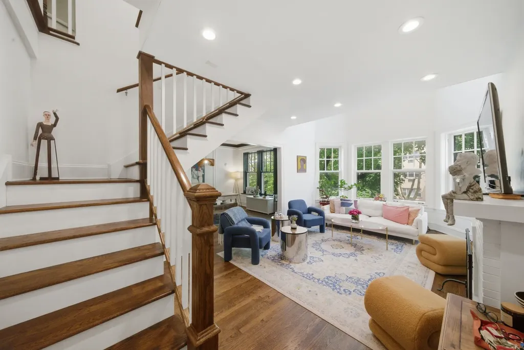 2948 North Pine Grove Avenue Chicago IL 60657