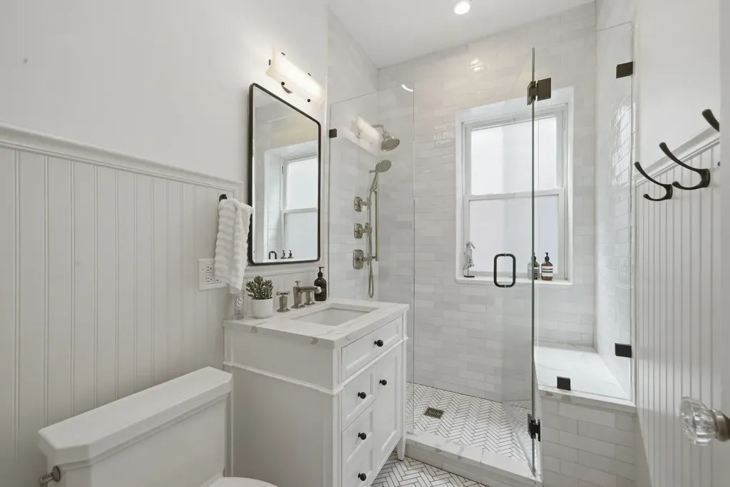 2948 North Pine Grove Avenue Chicago IL 60657