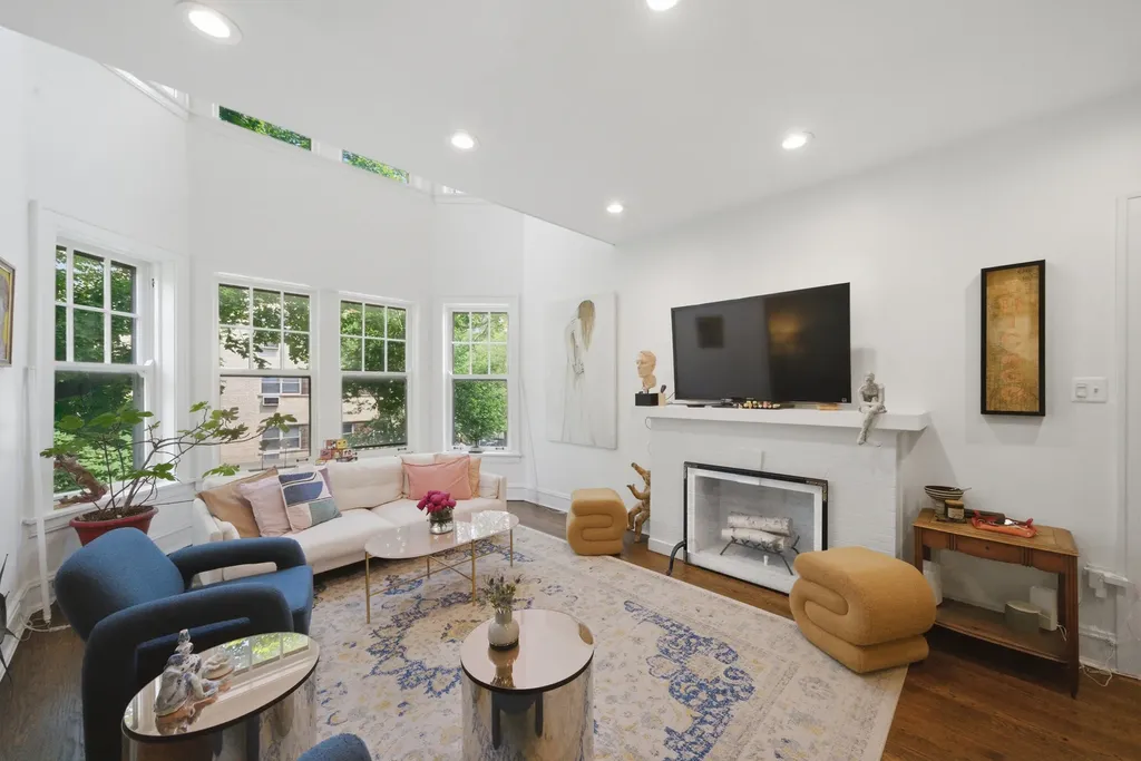 2948 North Pine Grove Avenue Chicago IL 60657