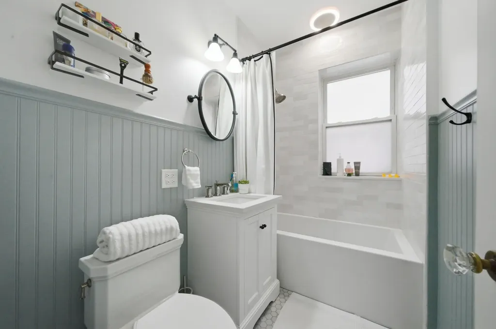 2948 North Pine Grove Avenue Chicago IL 60657