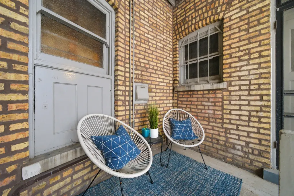 2948 North Pine Grove Avenue Chicago IL 60657