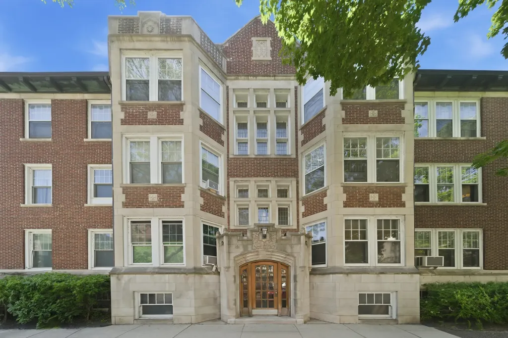 2948 North Pine Grove Avenue Chicago IL 60657