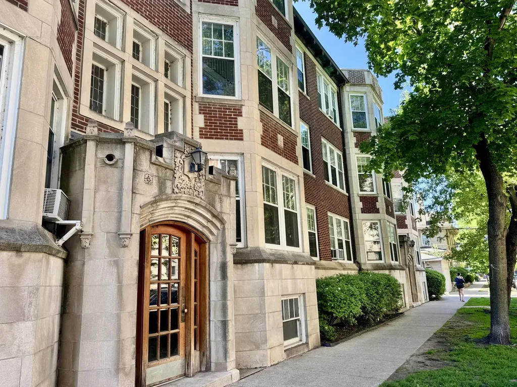 2948 North Pine Grove Avenue Chicago IL 60657