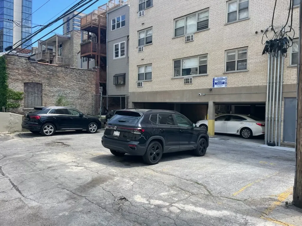 2948 North Pine Grove Avenue Chicago IL 60657