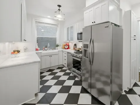 2948 North Pine Grove Avenue Chicago IL 60657