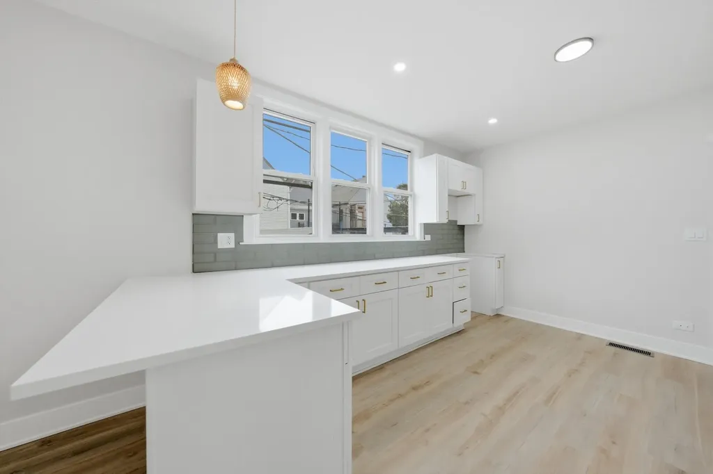646 West 47th Place Chicago IL 60638