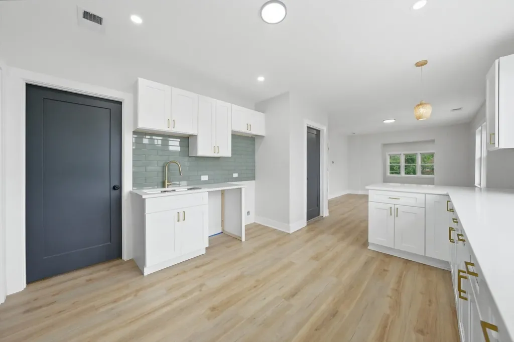 646 West 47th Place Chicago IL 60638