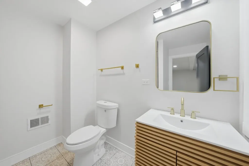 646 West 47th Place Chicago IL 60638