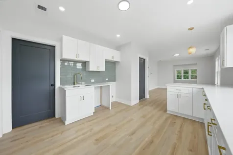 646 West 47th Place Chicago IL 60638