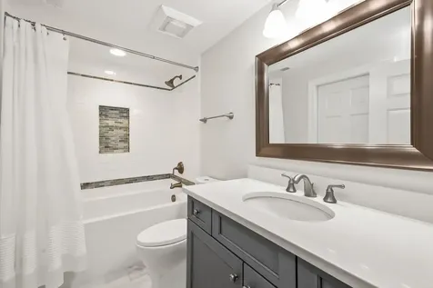 2766 Asbury Avenue Evanston IL 60201