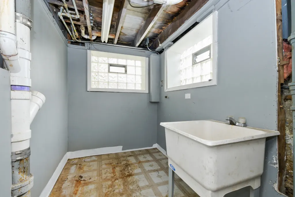 10320 South Indiana Avenue Chicago IL 60628